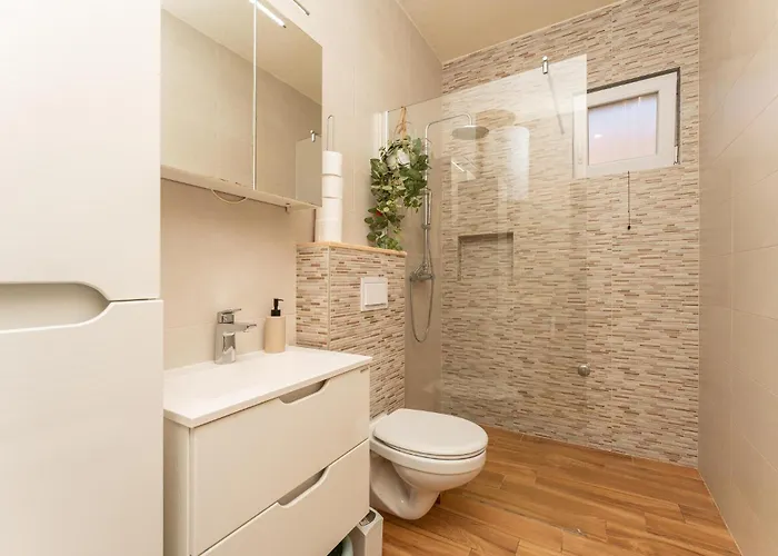 2 Bedroom Stunning In דירה *