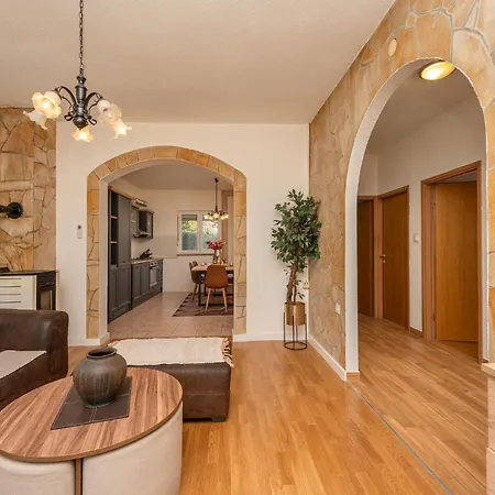 2 Bedroom Stunning In * Zara