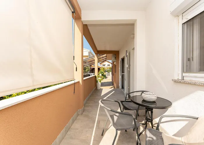 2 Bedroom Stunning In *